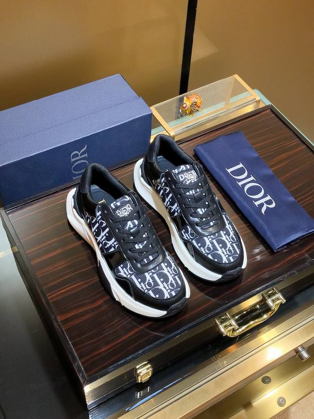 商品名称：Dior 迪奥 正规码数: 38-44 休闲鞋 商品材料：精选 牛皮鞋面，柔软羊皮内里；原厂大底。